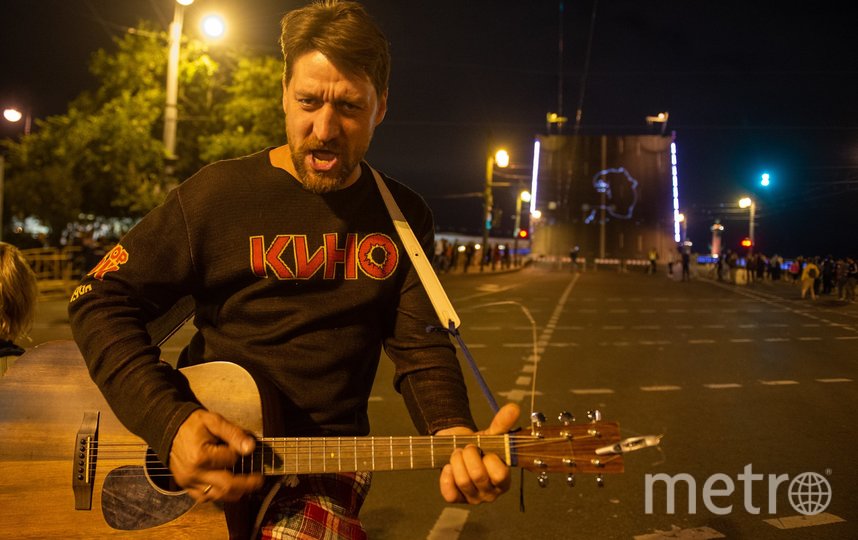 Разводной пролёт моста украсил профиль музыканта и его автограф. Фото Святослав Акимов, "Metro"