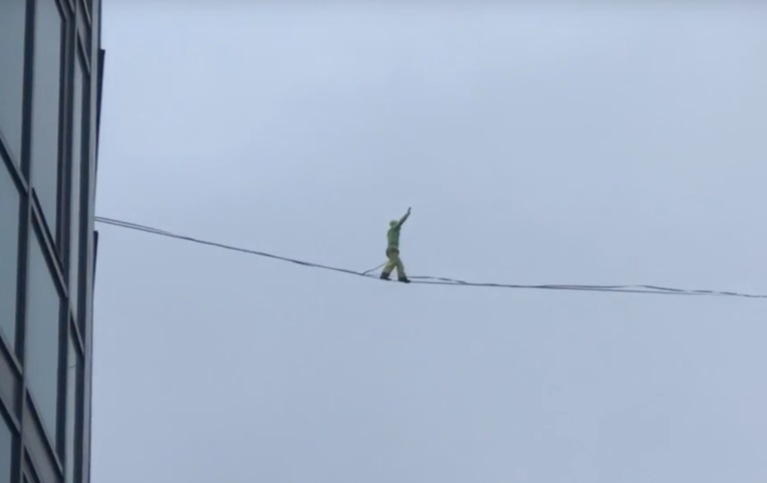 Мужчина прошёл по канату между двумя высотками в Петербурге. Видео