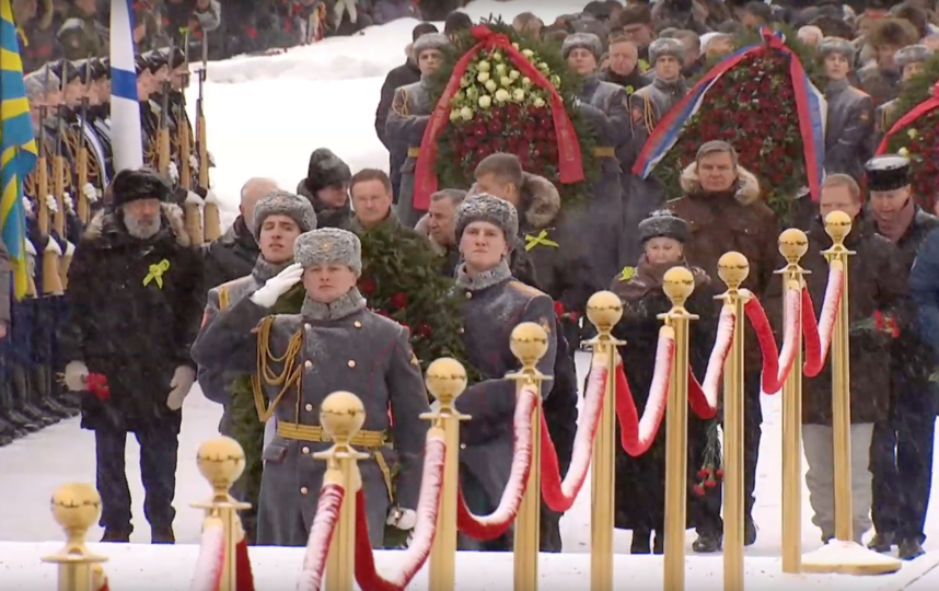 Возложение цветов и венков к памятнику "Мать-Родина" в память о жертвах блокады Ленинграда. Фото Скриншот "Пятый канал", Скриншот Youtube