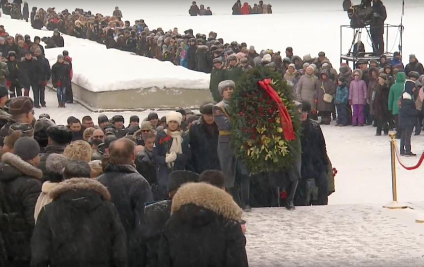 Возложение цветов и венков к памятнику "Мать-Родина" в память о жертвах блокады Ленинграда. Фото Скриншот "Пятый канал", Скриншот Youtube
