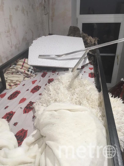 "Нам страшно оставаться в этой квартире!": в Петербурге на спящего подростка обрушился потолок