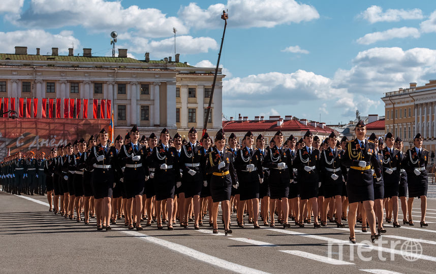В пешей части военного парада в Петербурге приняли участие курсанты военных училищ, в том числе девушки. Фото "Metro"