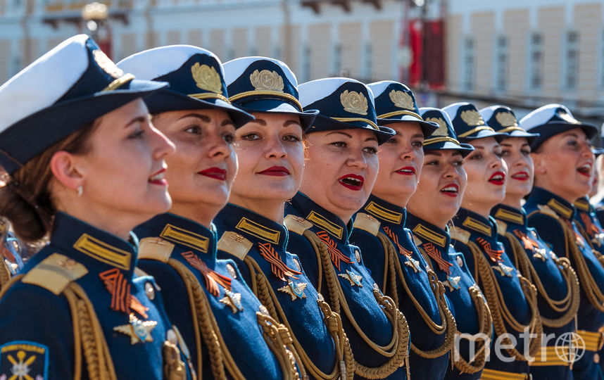 В пешей части военного парада в Петербурге приняли участие курсанты военных училищ, в том числе девушки. Фото "Metro"