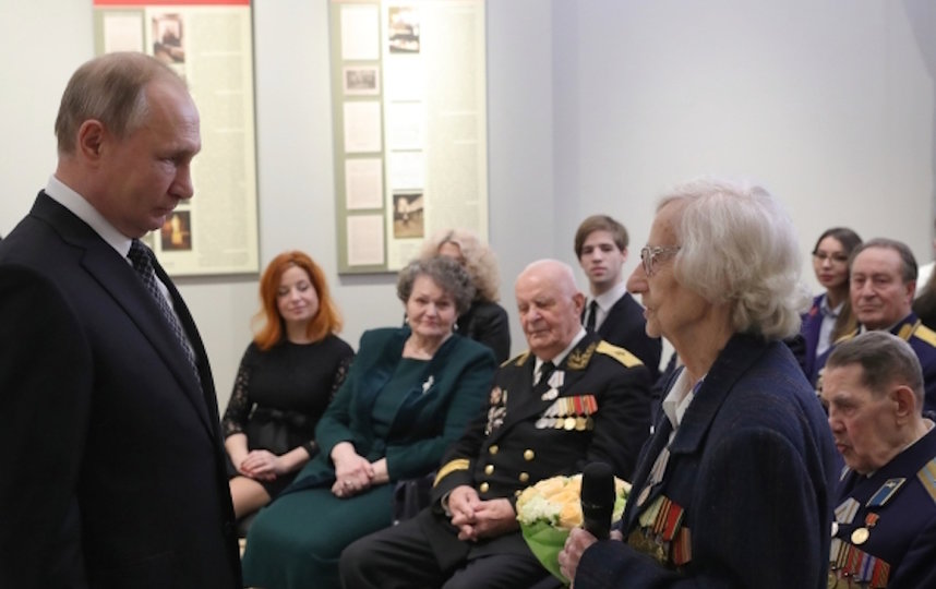 Президент РФ Владимир Путин на встрече с ветеранами Великой Отечественной войны и представителями патриотических объединений во время посещения Государственного мемориального музея обороны и блокады Ленинграда в Санкт-Петербурге. Фото РИА Новости