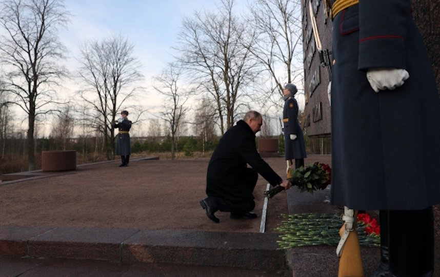 Президент РФ Владимир Путин на церемонии возложения цветов к монументу "Рубежный камень", установленному в память о бойцах Великой отечественной войны, воевавших в годы блокады, на военно-историческом комплексе "Невский пятачок" в Ленинградской области. Фото РИА Новости