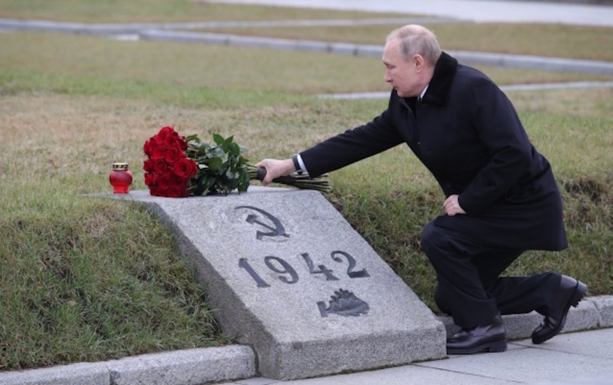 Президент РФ Владимир Путин на церемонии возложения цветов к монументу "Мать-Родина" на Пискарёвском мемориальном кладбище в Санкт-Петербурге. Фото РИА Новости