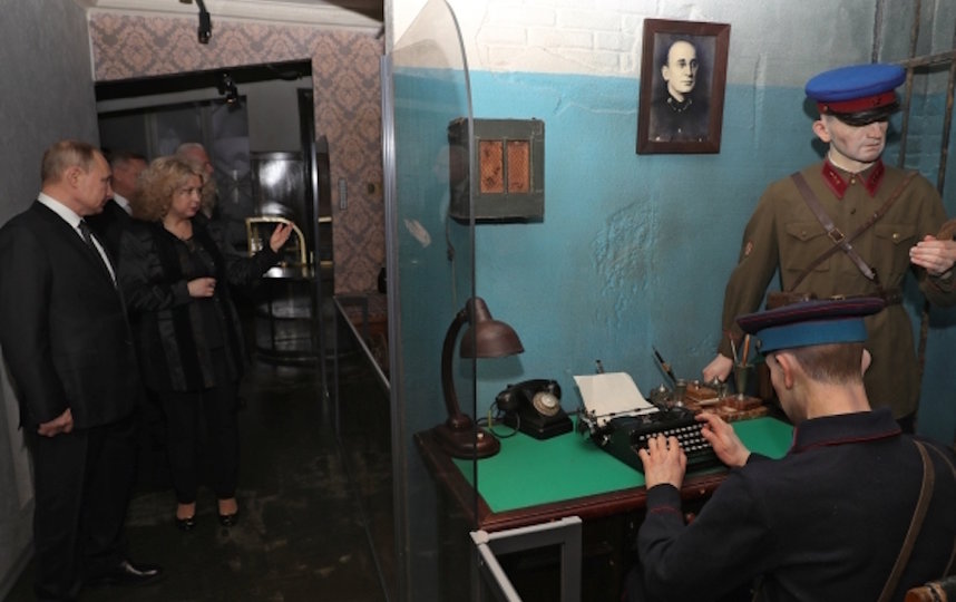 Президент РФ Владимир Путин во время посещения Государственного мемориального музея обороны и блокады Ленинграда в Санкт-Петербурге. Справа - директор Государственного мемориального музея обороны и блокады Ленинграда Елена Лезик. Фото РИА Новости