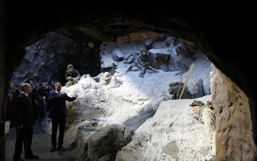 Президент РФ Владимир Путин во время осмотра экспозиции "Память говорит. Дорога через войну", подготовленной творческой мастерской "Невский баталист" в Санкт-Петербурге. Справа - автор трехмерных панорам Дмитрий Поштаренко. Фото РИА Новости