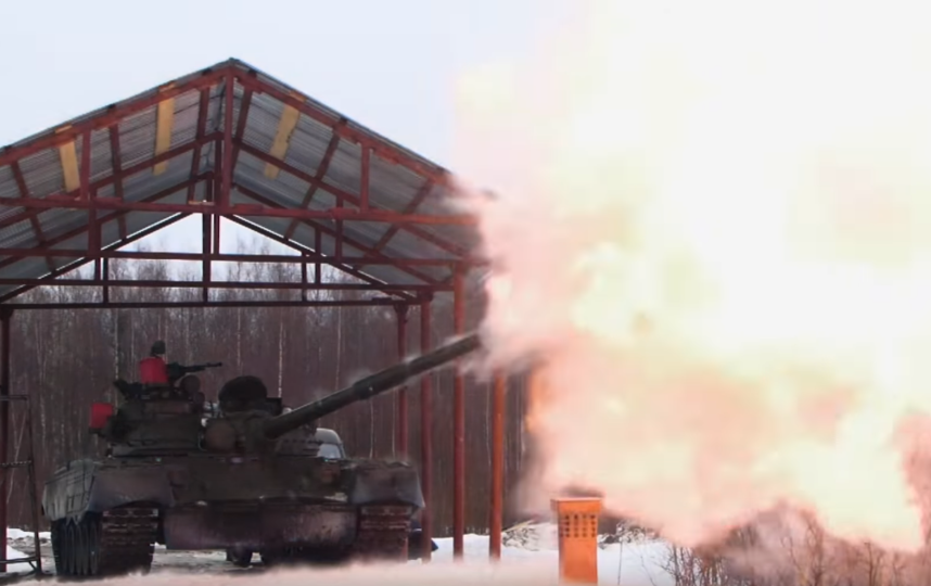 Стреляющий бревном танк Т-80 попал на видео