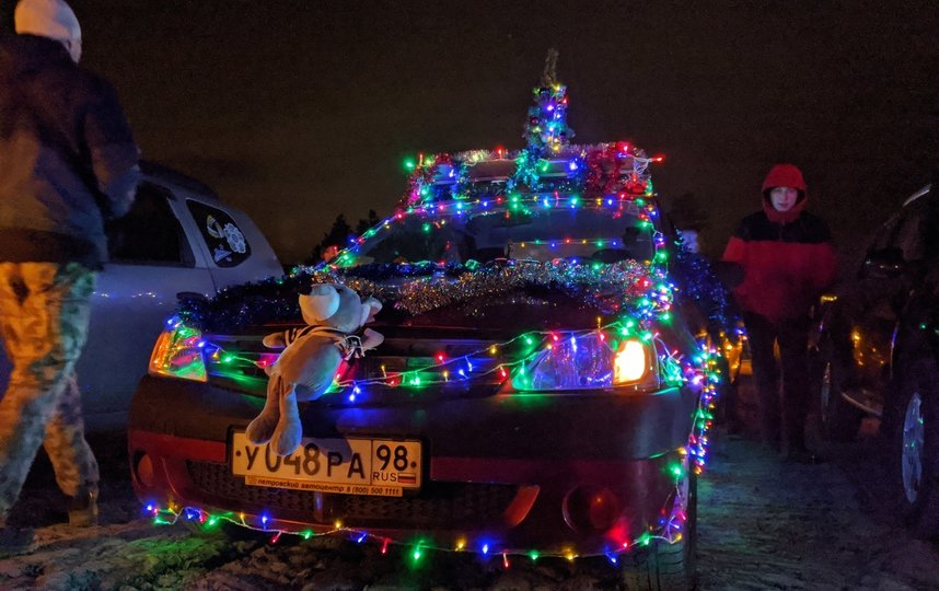 Автоёлка из 527 машин в Петербурге. Фото https://vk.com/avtoelkapiter201920/Федя Космынин
