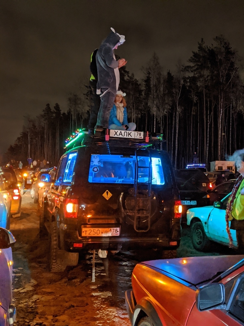 Автоёлка из 527 машин в Петербурге. Фото https://vk.com/avtoelkapiter201920/Федя Космынин