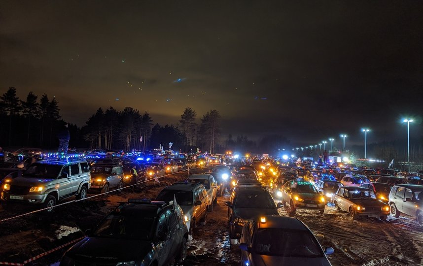 Автоёлка из 527 машин в Петербурге. Фото https://vk.com/avtoelkapiter201920/Федя Космынин