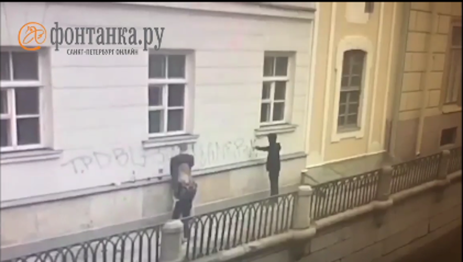 Вандалы с баллончиками разрисовали стены Эрмитажа