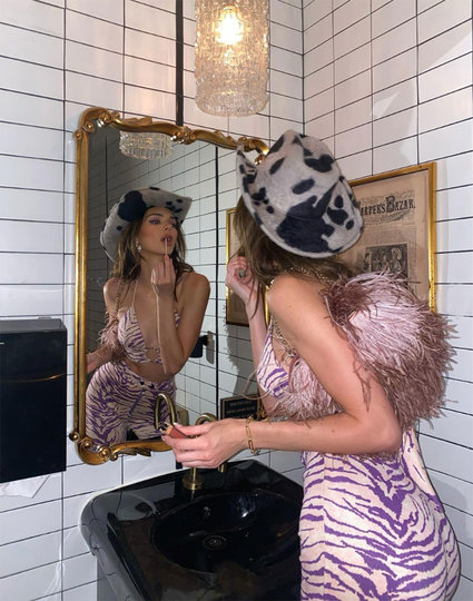 Кендалл Дженнер перед зеркалом. Фото instagram.com/kendalljenner, Getty