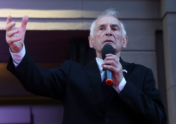 Народный артист СССР Василий Лановой во время праздничного концерта на Арбате, посвященного закрытию 97-го сезона Государственного академического театра им. Евгения Вахтангова. Фото РИА Новости