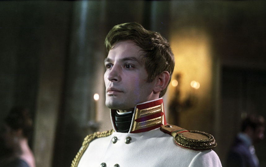 Артист Василий Лановой в роли Анатоля Курагина. На съемках кинофильма по роману Льва Толстого "Война и мир". Режиссер Сергей Бондарчук. Сценаристы Сергей Бондарчук и Василий Соловьев. 1965-1967 годы. Киностудия "Мосфильм". Фото РИА Новости