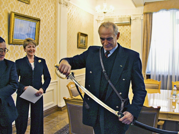 Актер Василий Лановой с саблей, подаренной ему киргизским правительством за патриотическое воспитание молодёжи. Фото РИА Новости