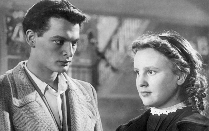 Кадр из художественного фильма режиссера Татьяны Лукашевич "Аттестат зрелости". В роли Валентина Листовского - артист Василий Лановой, в роли Вики Кузнецовой - Галина Ляпина. Фото РИА Новости