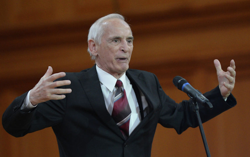 Актер Василий Лановой выступает на благотворительном концерте, посвященном памяти телеведущего, литературоведа и музыкального критика Святослава Бэлзы в Большом зале Московской консерватории имени П.И. Чайковского. Фото РИА Новости