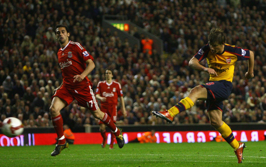 Андрей Аршавин играет за "Арсенал" и забивает четыре "Ливерпулю" на "Энфилде". Фото Getty