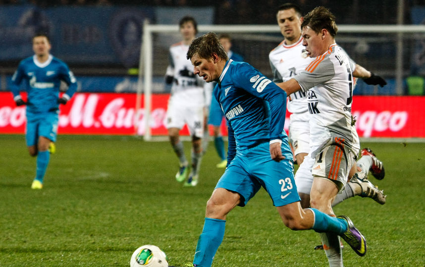 Андрей Аршавин проходит оборону соперника, выступая за "Зенит". Фото Getty