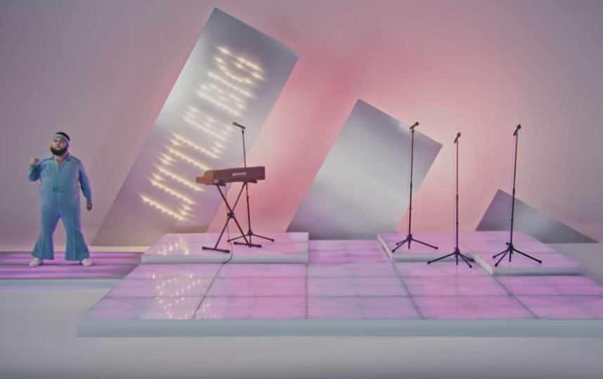 Танцор Дмитрий Красилин в новом клипе Little Big. Фото скриншот https://www.youtube.com/watch?v=L_dWvTCdDQ4