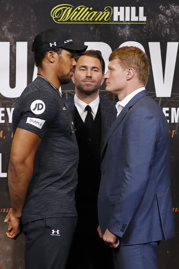 Джошуа и Поветкин на дуэли взглядов. Фото AFP