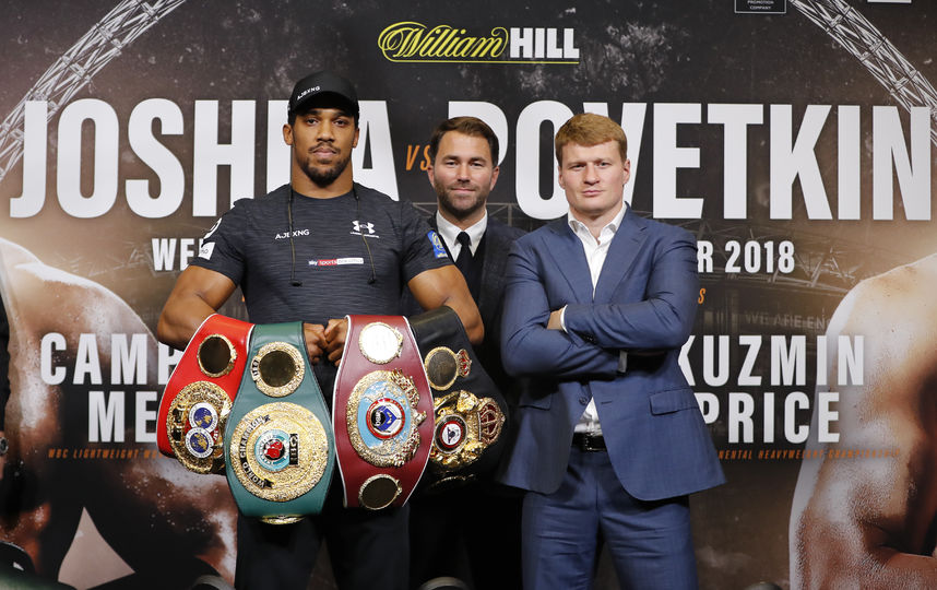 Джошуа и Поветкин на дуэли взглядов. Фото AFP