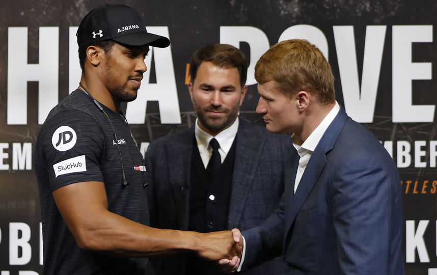 Джошуа и Поветкин на дуэли взглядов. Фото AFP