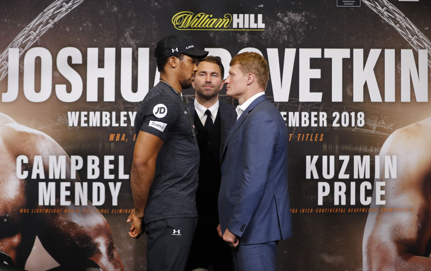 Джошуа и Поветкин на дуэли взглядов. Фото AFP