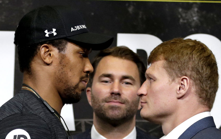 Александр Поветкин и Энтони Джошуа на дуэли взглядов. Фото Getty