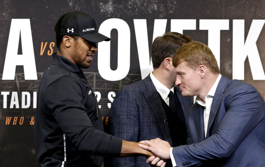 Александр Поветкин и Энтони Джошуа на пресс-конференции. Фото Getty