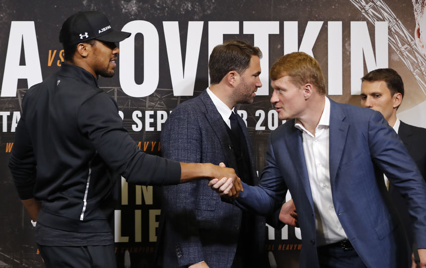 Джошуа и Поветкин на дуэли взглядов. Фото AFP