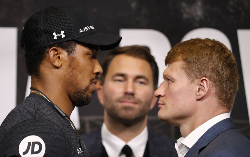 Джошуа и Поветкин на дуэли взглядов. Фото AFP