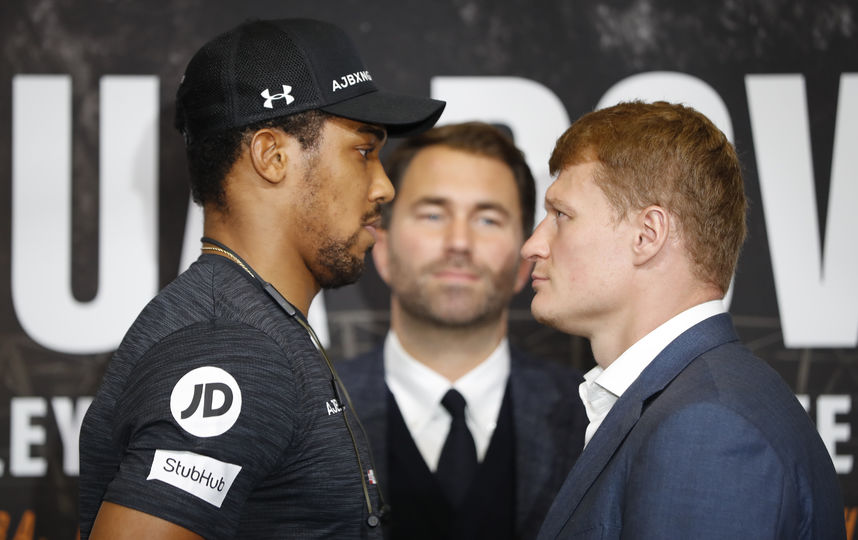 Джошуа и Поветкин на дуэли взглядов. Фото AFP