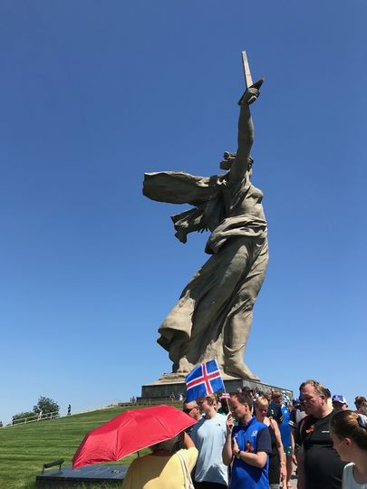 Исландцы пришли на экскурсию на Мамаев Курган и возложили цветы. Фото Индира Шестакова
