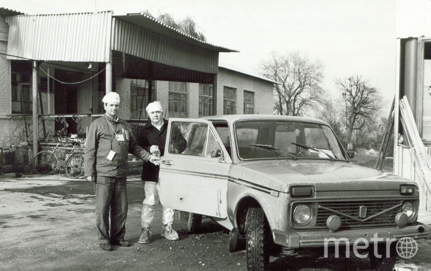 Осень 1986 года. Александр Боровой (справа) вместе с коллегой едет на обследование Рыжего леса (принял на себя наибольшую долю радиоактивной пыли). Фото из личного архива Александра Борового., "Metro"