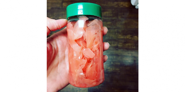 Сегодня резко взлетел в цене имбирь. Этот продукт, конечно, не панацея, но тот же гингерол (или джинджирол), который содержится в имбире, отлично действует против микробов.