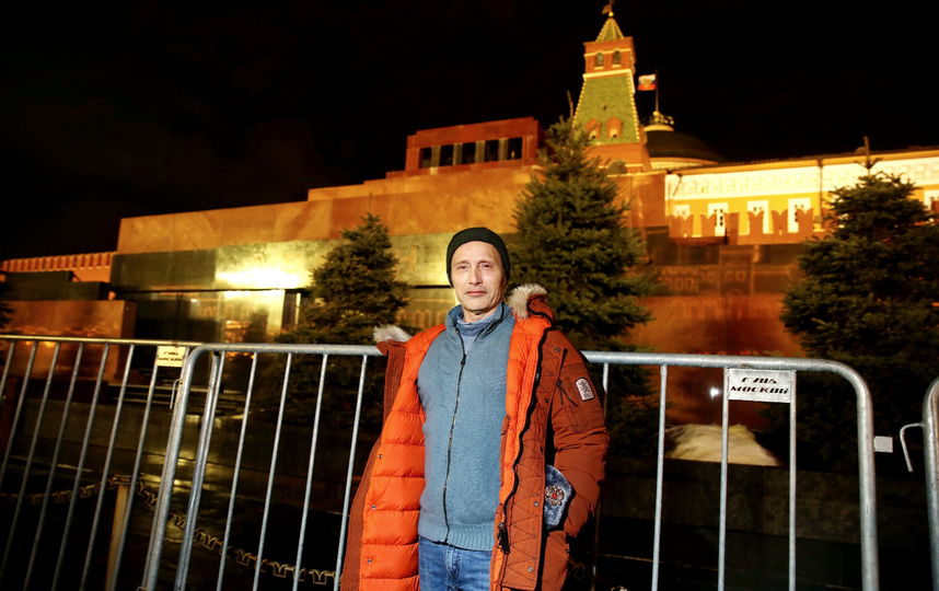 Датский актёр Мадс Миккельсен приехал в Москву: первые фото с прогулки
