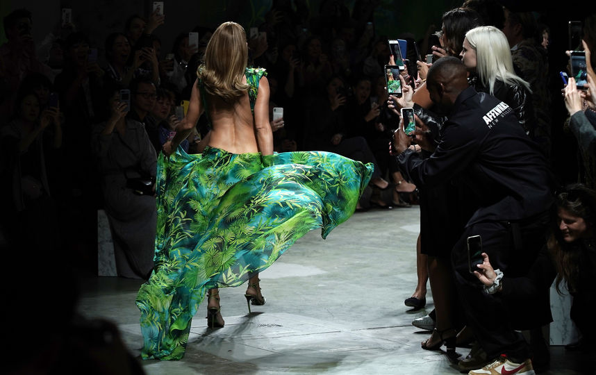 Дженнифер Лопес на показе Versace в Милане. Фото Getty
