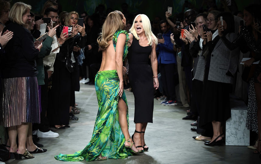Дженнифер Лопес с Донателлой Версаче на показе в Милане. Фото Getty