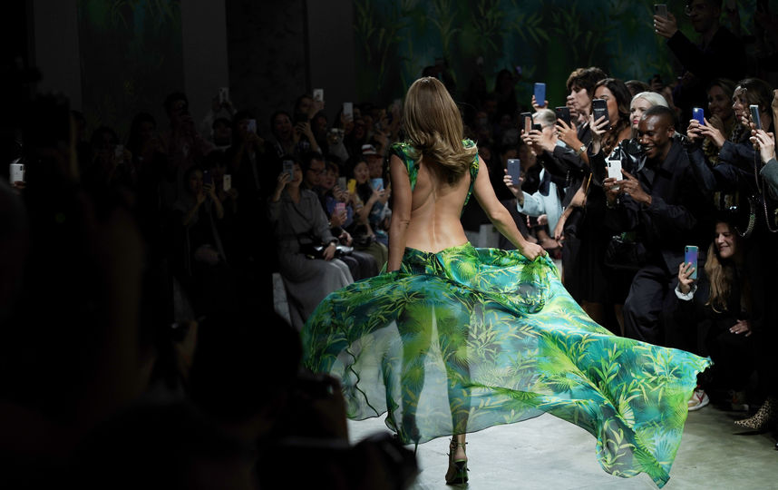 Дженнифер Лопес на показе Versace в Милане. Фото Getty