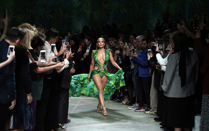 Дженнифер Лопес на показе Versace в Милане. Фото Getty