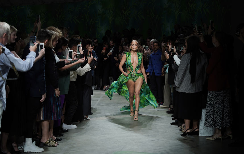 Дженнифер Лопес на показе Versace в Милане. Фото Getty