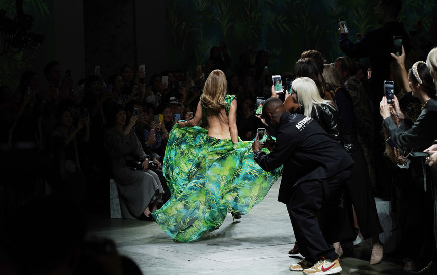 Дженнифер Лопес на показе Versace в Милане. Фото Getty