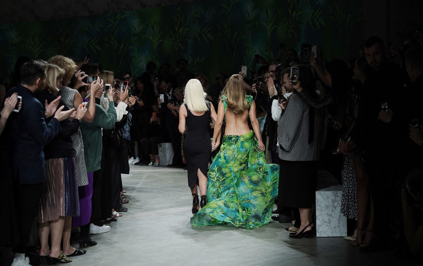 Дженнифер Лопес с Донателлой Версаче на показе в Милане. Фото Getty