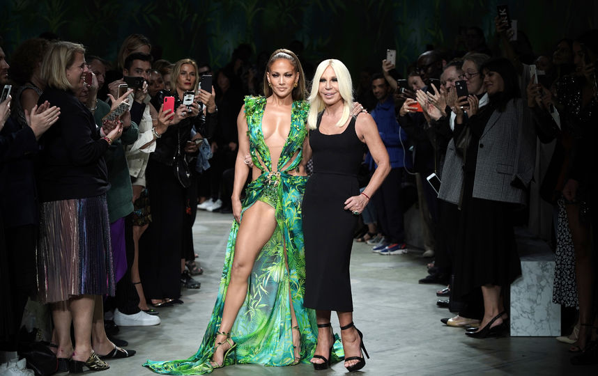 Дженнифер Лопес с Донателлой Версаче на показе в Милане. Фото Getty