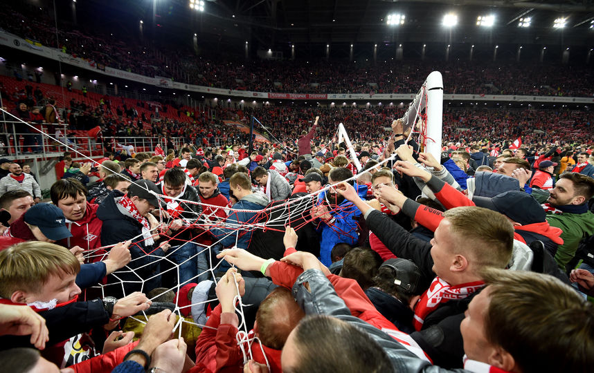 Фанаты "Спартака" празднуют чемпионство. Фото Getty