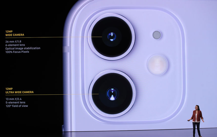 iPhone 11 в салатовом цвете с двумя камерами. Фото AFP