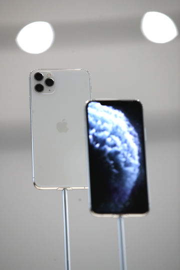 Новые смартфоны на презентации. Фото AFP